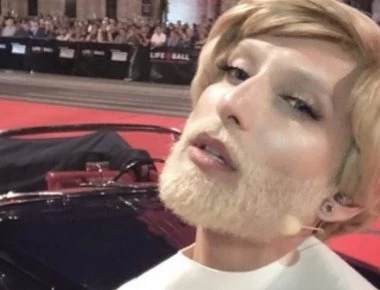 H Κοντσίτα με ξανθό μαλλί και ασορτί μούσι!